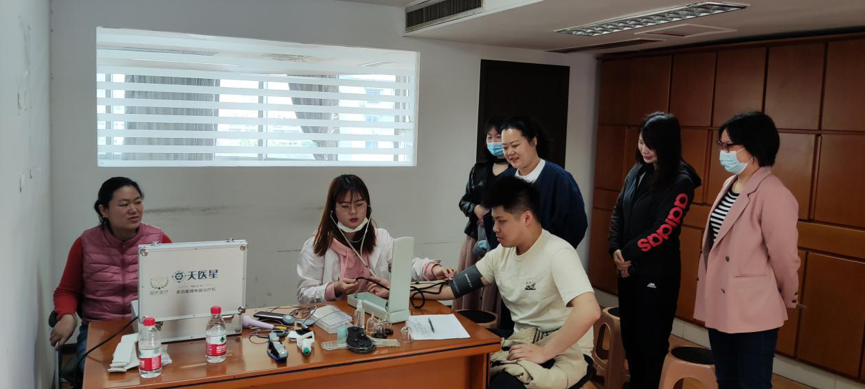 湖南糧油集團工會邀請中國中醫(yī)研究院促進會青年志愿者開展職工免費健康診察服務